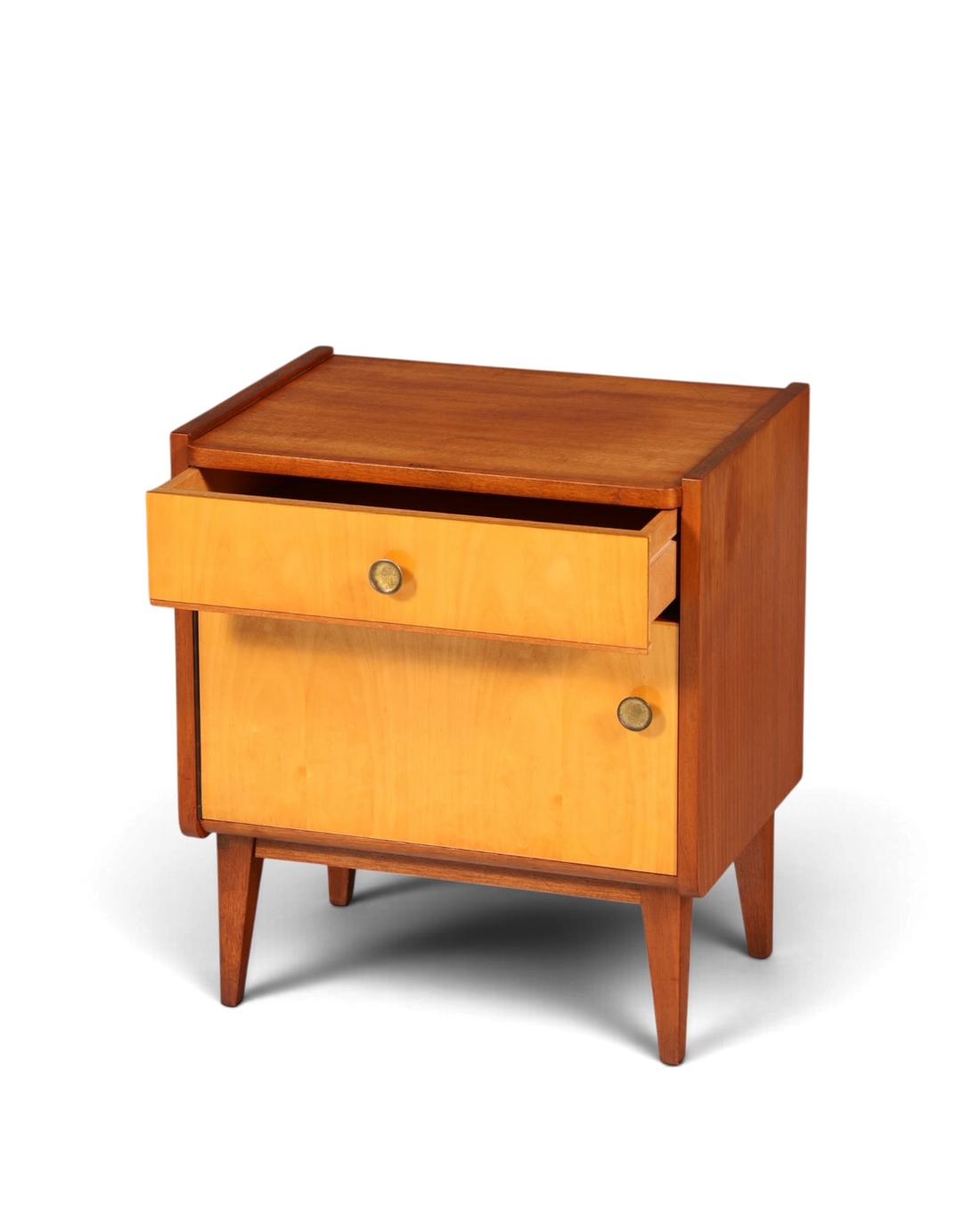 Hauptstadt Möblerei Mid Century Nachttisch aus Holz im Danish Design mit Schublade, Türfach und Messingknöpfen