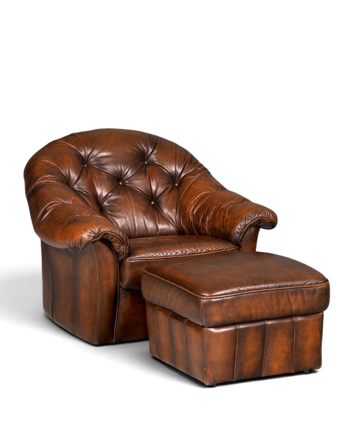 Hauptstadt Möblerei Chesterfield Sessel aus braunem Echtleder mit passendem Hocker und klassischer Knopfheftung