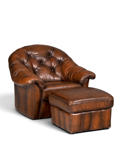 Hauptstadt Möblerei Chesterfield Sessel aus braunem Echtleder mit passendem Hocker und klassischer Knopfheftung