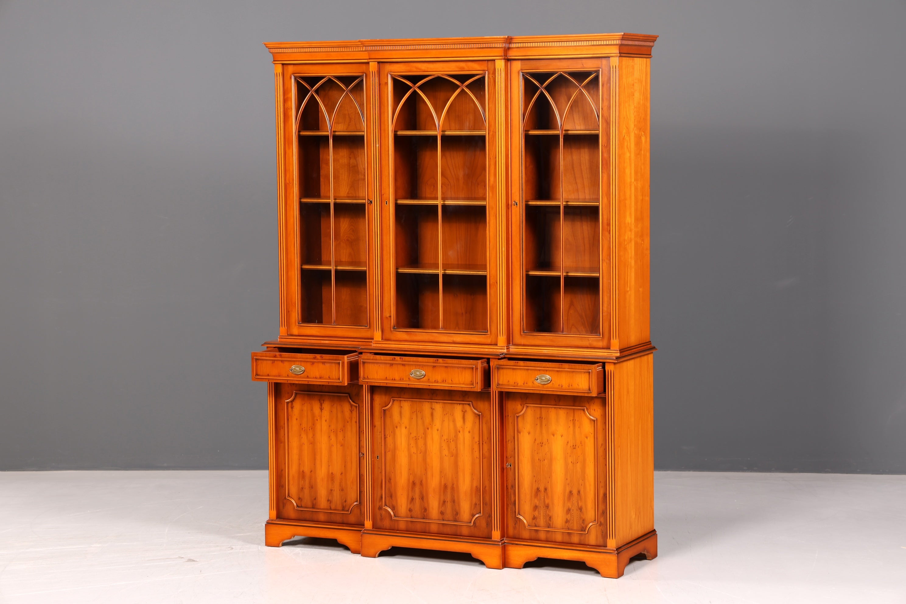 Beeindruckender Englischer Bücherschrank Eibe Vitrine Bibliothek Bücherregal Glasvitrine Buffet Vintage