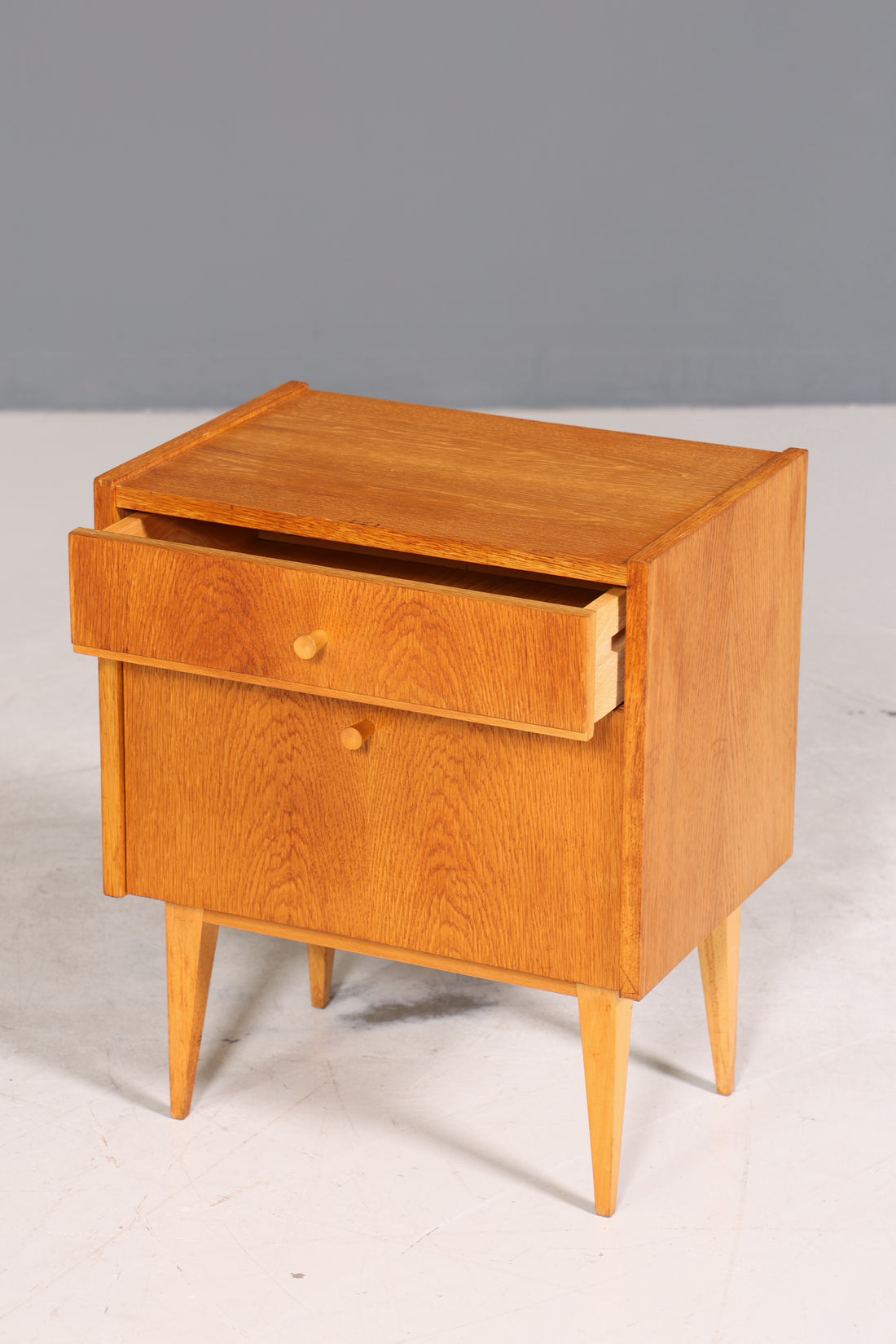 Schlichte Mid Century Kommode Vintage Klappschränkchen Danish Design Nachttisch 1 von 2