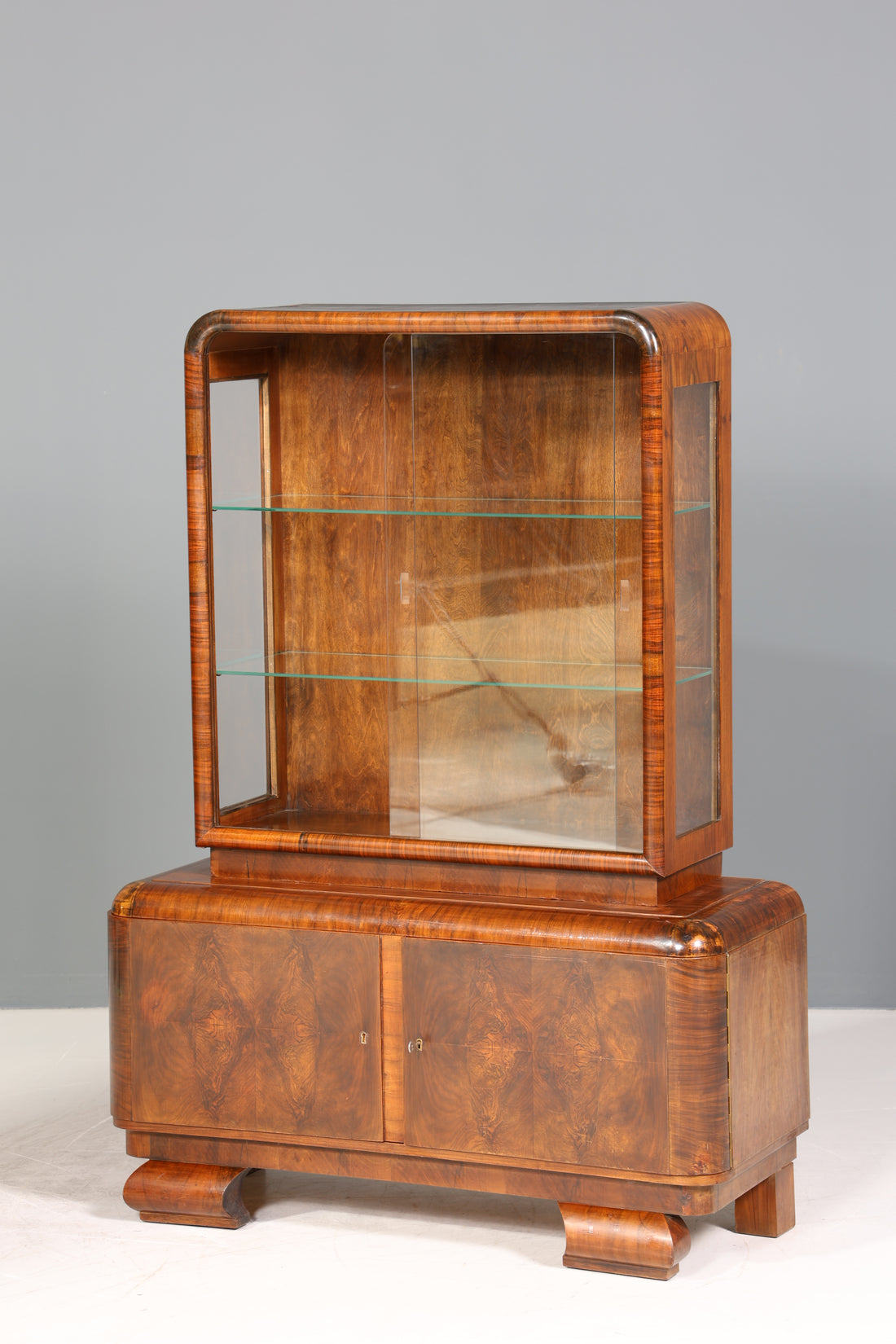 Wunderschöne Art Deco Vitrine Nussbaum Vitrine massiv Holz Antik Schrank Geschirrschrank
