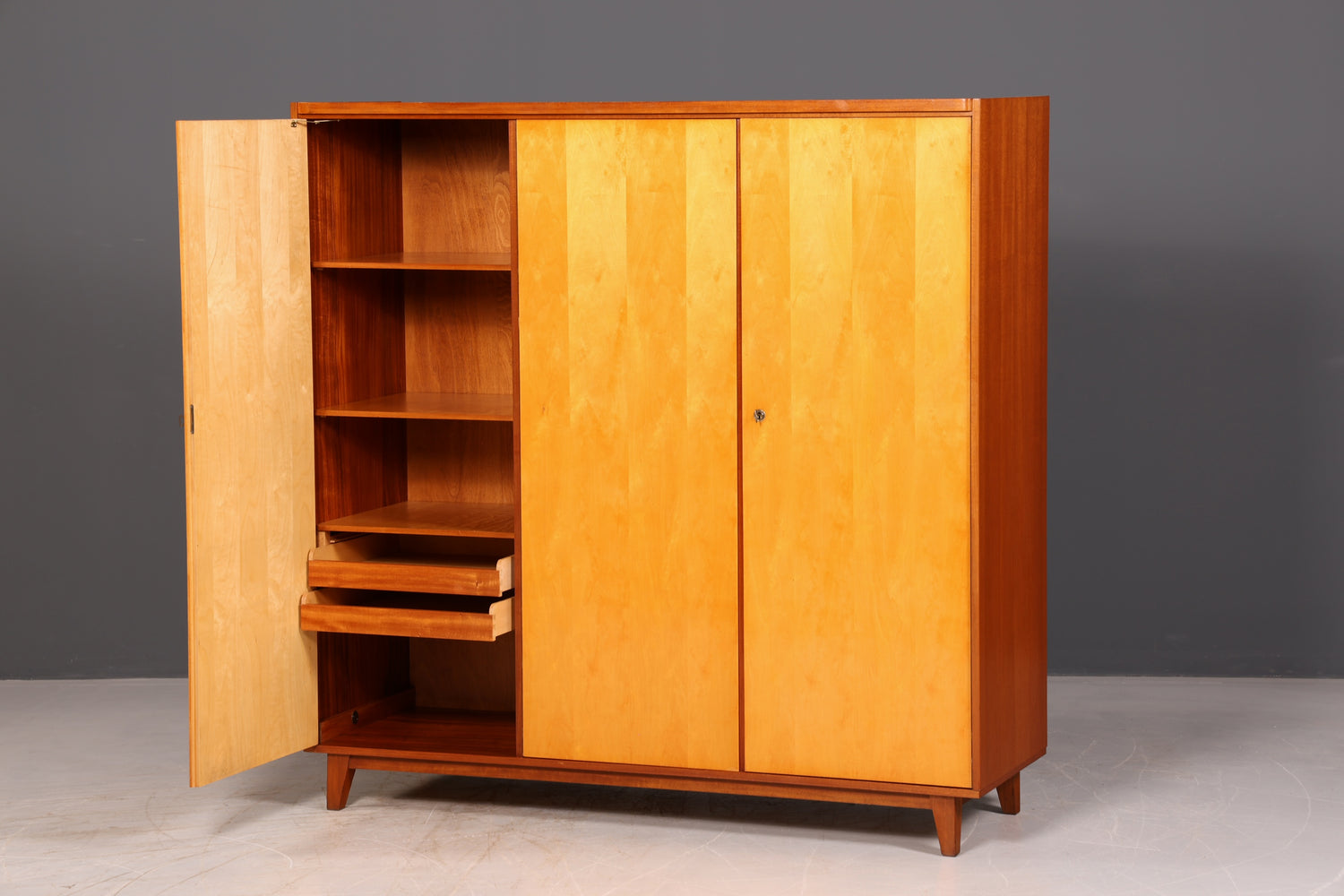 Traumhafter XL Mid Century Kleiderschrank Vintage Schrank Retro Wäscheschrank Dielenschrank Schlafzimmer