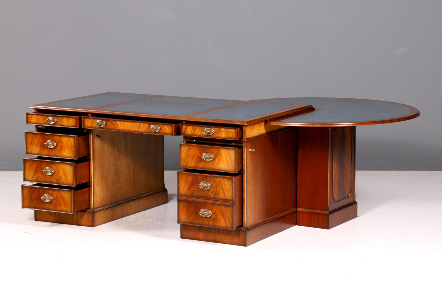 Wunderschöner Original Heldense Schreibtisch Mahagoni Echt Lederauflage Englisch Antik Stil Chefschreibtisch Partner Desk Bürotisch mit Besprechungsansatz