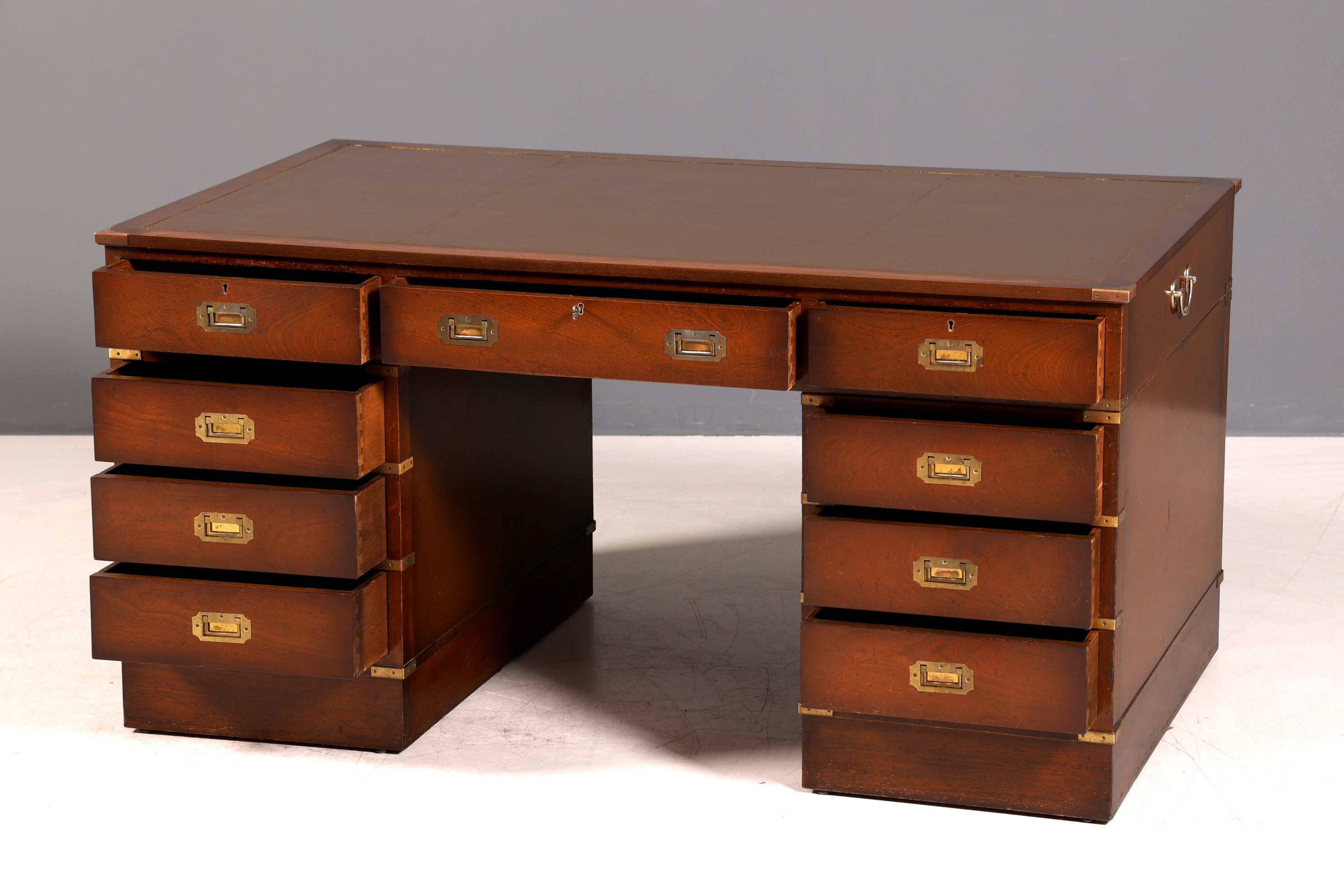Stilvoller Maritimer Schreibtisch Englischer Military Chest Bürotisch Office Table mit echt Lederauflage