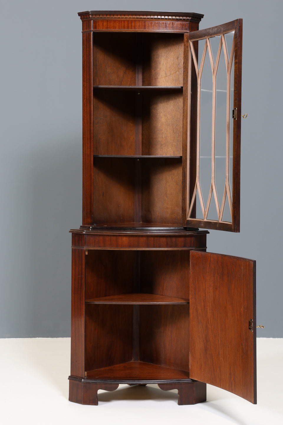 Wunderschöne Englische Eckvitrine Antik Stil Schrank