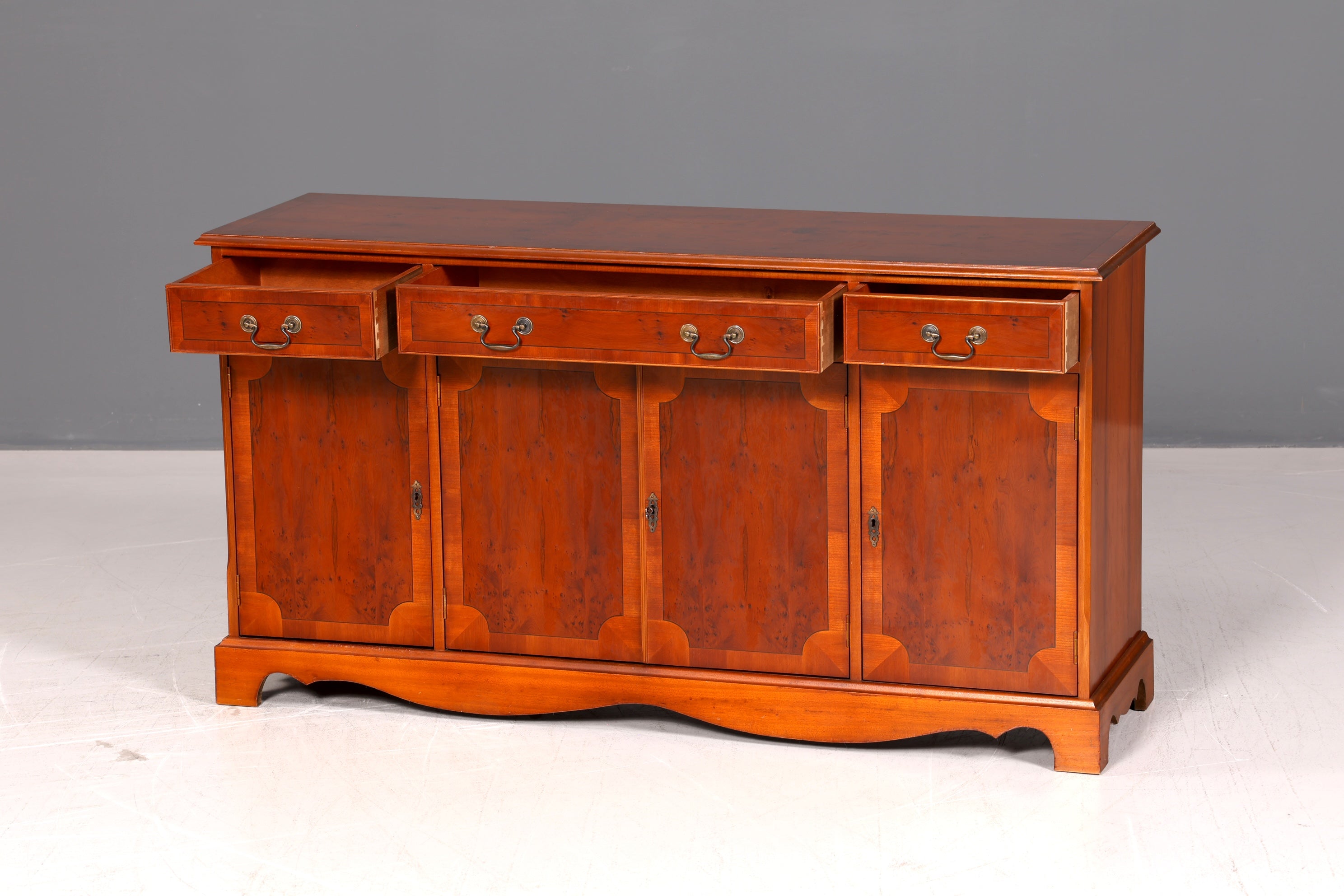 Wunderschönes Englisches Sideboard Eibe Schrank 60er Buffetschrank Kommode Anrichte Vintage