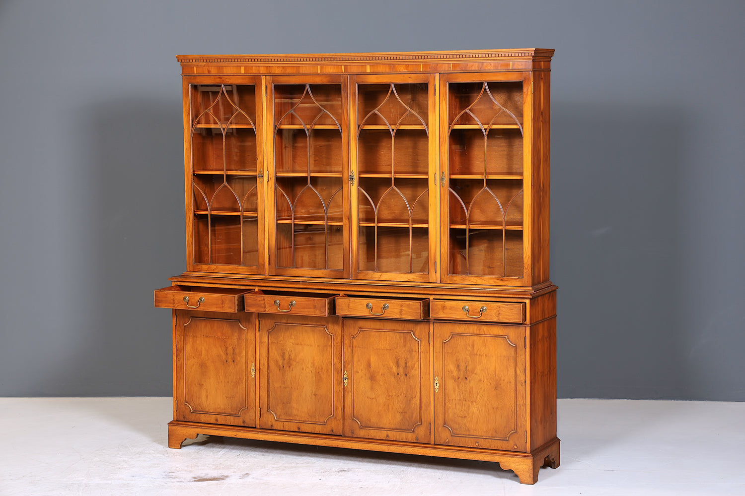 Wunderschöne Englische Vitrine Bücherschrank Buffet Antik Stil Englisch Eibe Glasvitrine Bibliothek