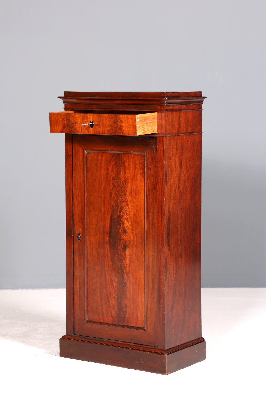 Wunderschöner Englischer Schrank Antik Louis Philippe Mahagoni Vertiko Regal
