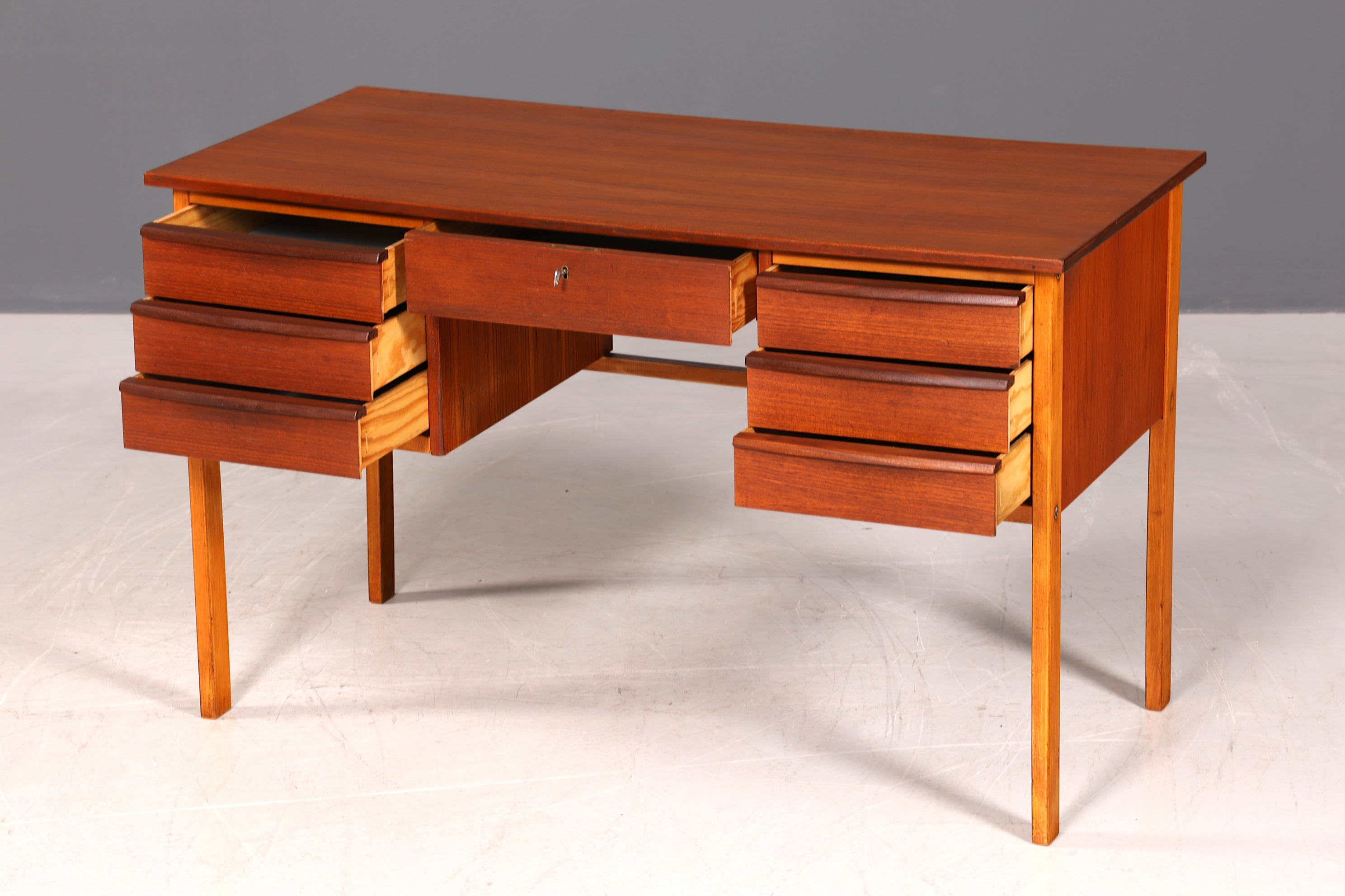 G227 Finish Wunderschöner Mid Century Schreibtisch Danish Design Teak Holz Bürotisch Vintage Office Table (Kopie)