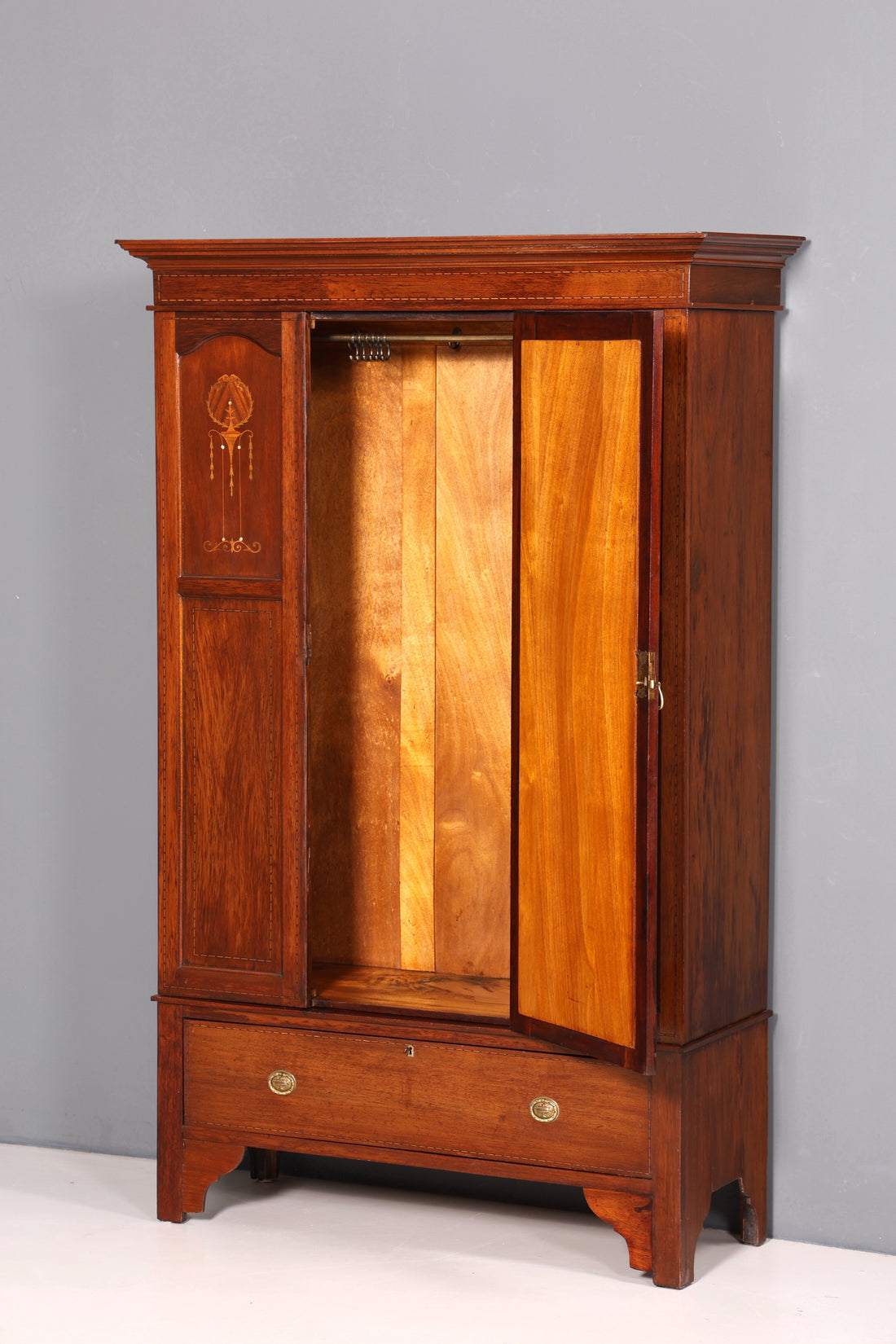 Traumhafter Englischer Jugendstil Schrank um 1910 massiv Holz Kleiderschrank