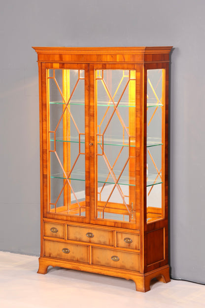Wunderschöne Englische Vitrine der Marke Heldense Eibe Bücherschrank Glasvitrine mit Beleuchtung Antik Vintage