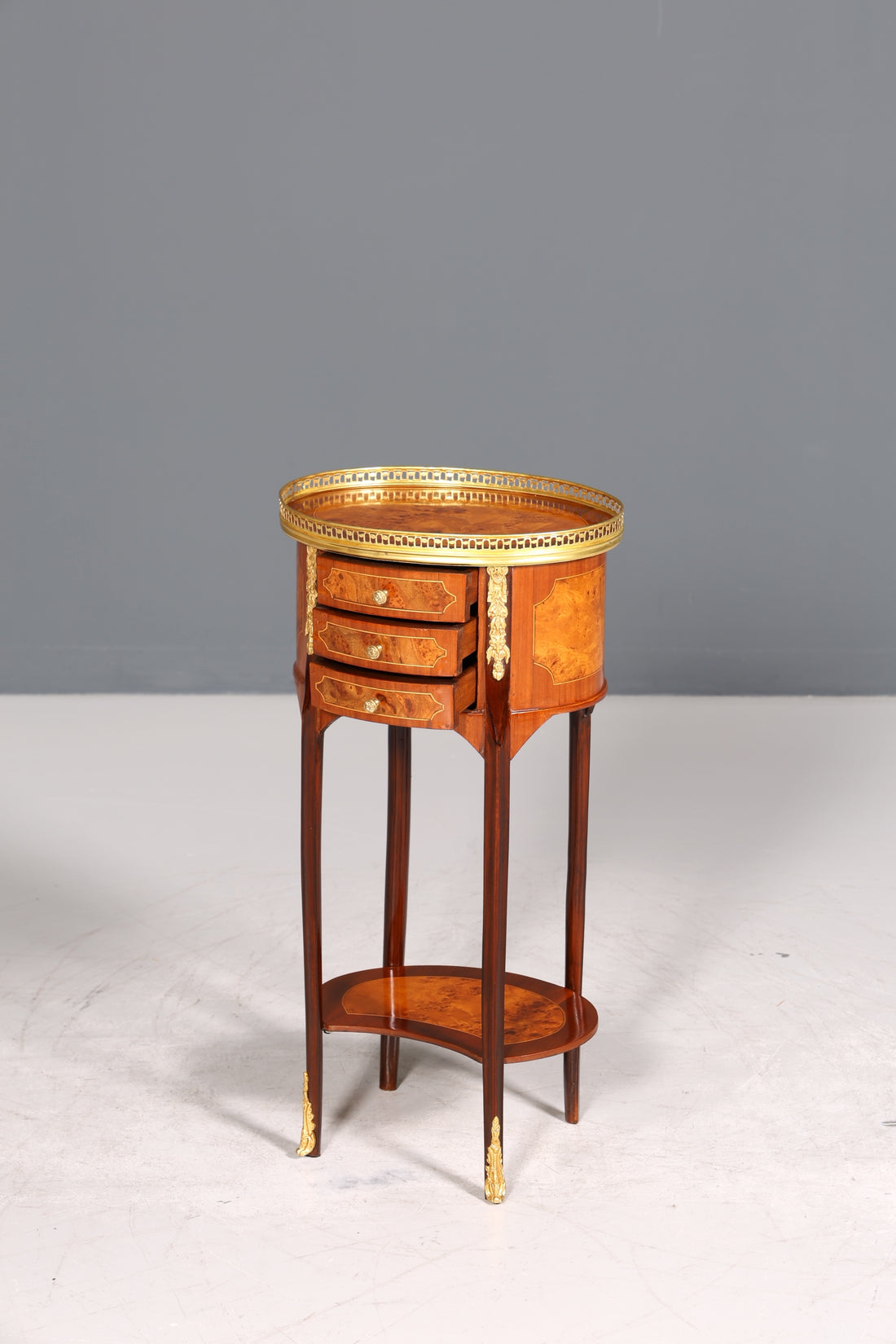 Wunderschöner Barock Louis XV Stil Beistelltisch Ablagetisch massiv Kommode Antik Stil