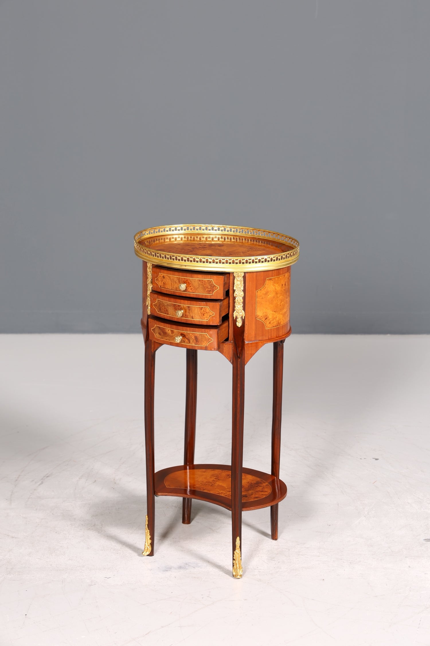 Wunderschöner Barock Louis XV Stil Beistelltisch Ablagetisch massiv Kommode Antik Stil