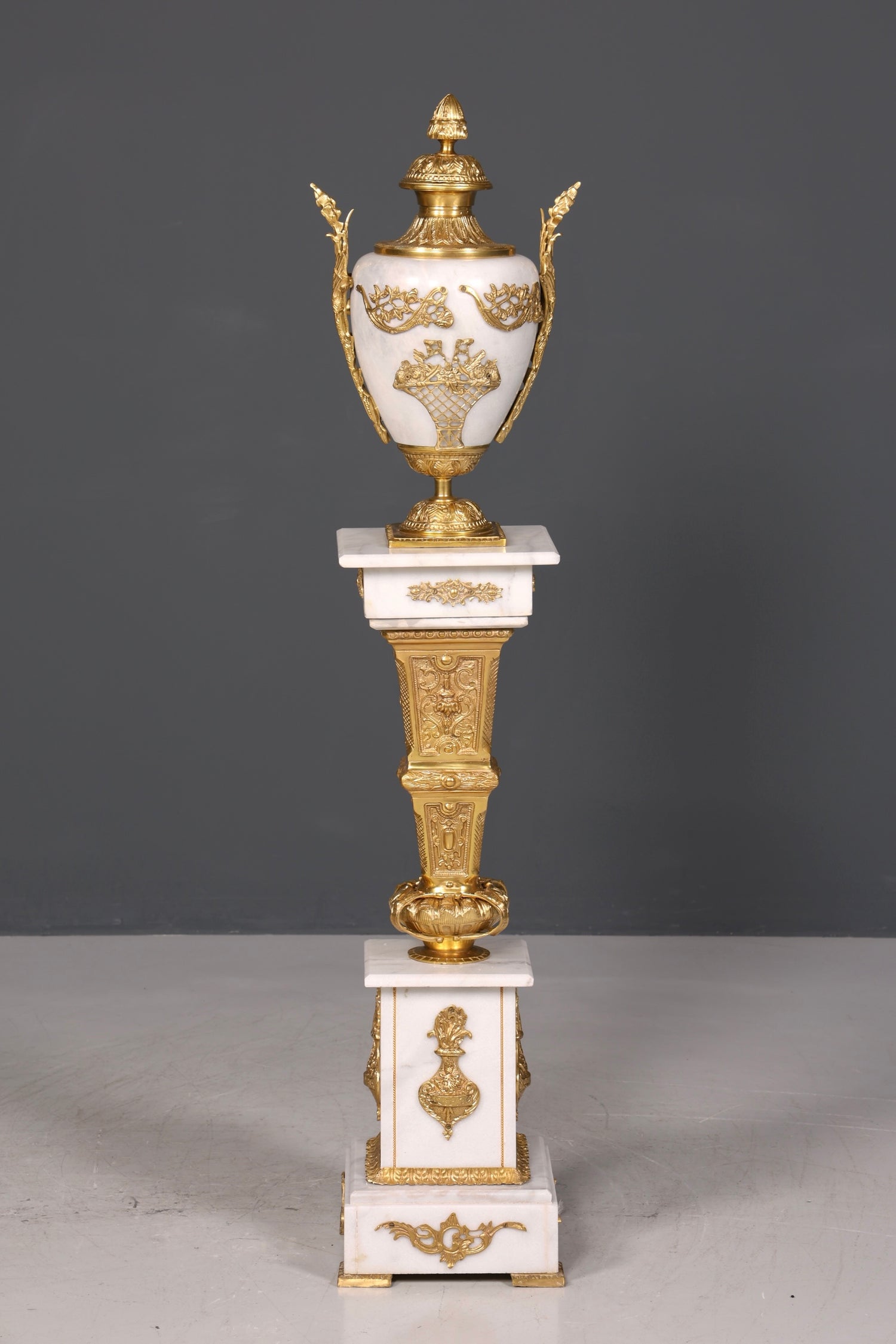 Wunderschöne Barock Stil Säule mit Vase Louis XV Marmor Blumensäule weißer Naturstein Sockel Ablage