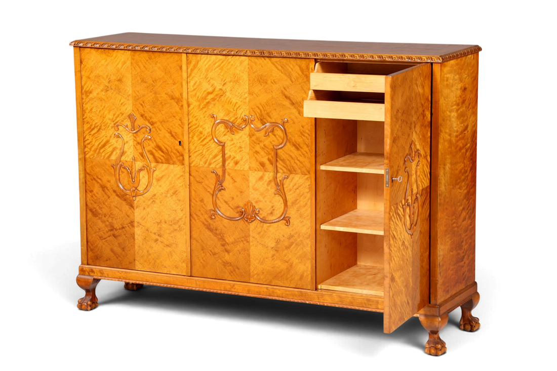 Hauptstadt Möblerei Art Deco Sideboard aus Massivholz mit aufwendigen Schnitzereien und höhenverstellbaren Einlegeböden