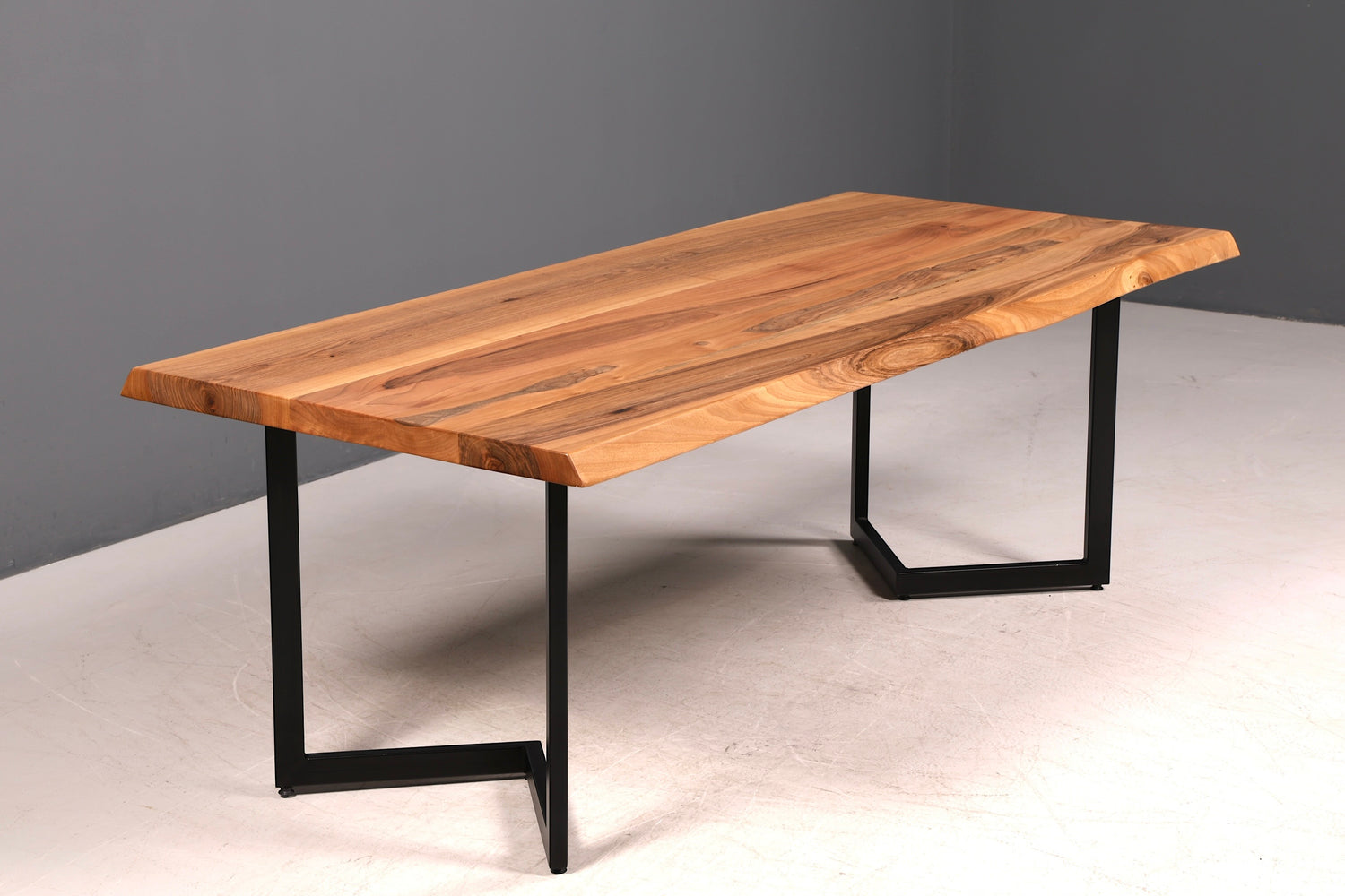 Traumhafter Nussbaum Tisch 220cm-95cm Esszimmer Tisch Baumkanten Platte massiv Holz Küchentisch