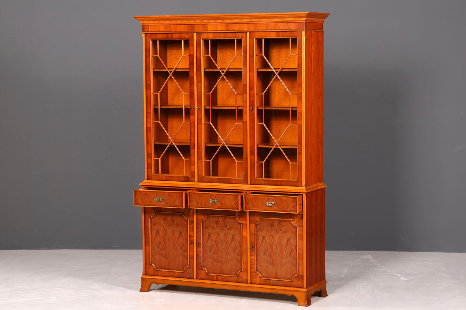 G195 Finish cm Wunderschöne Original Heldense Vitrine Englische Eibe Bücherschrank Buffet Antik Stil Glasvitrine (Kopie)