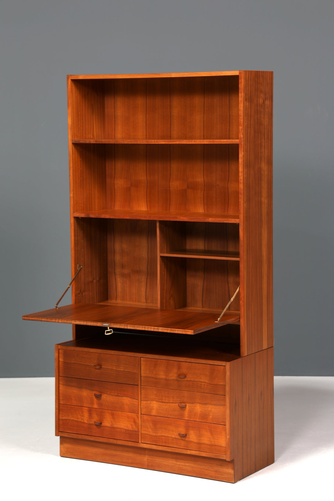 Traumhaftes Mid Century Regal im Danish Design Klapp Schrank Sekretär Retro Kommode