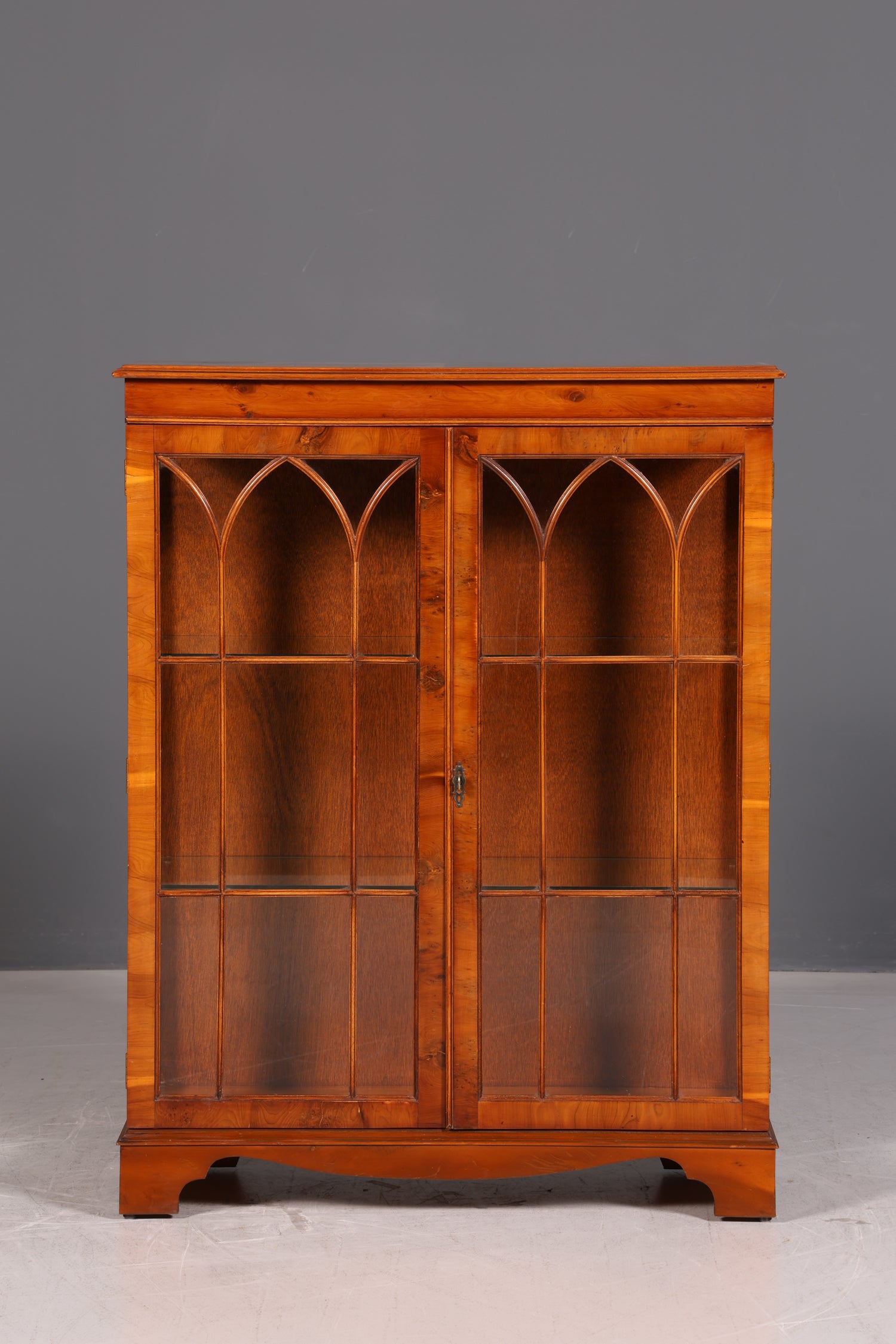 Traumhafte Englische Vitrine Bücherschrank Glasvitrine Antik 60s Eibe Vitrinenschrank Schrank Vintage