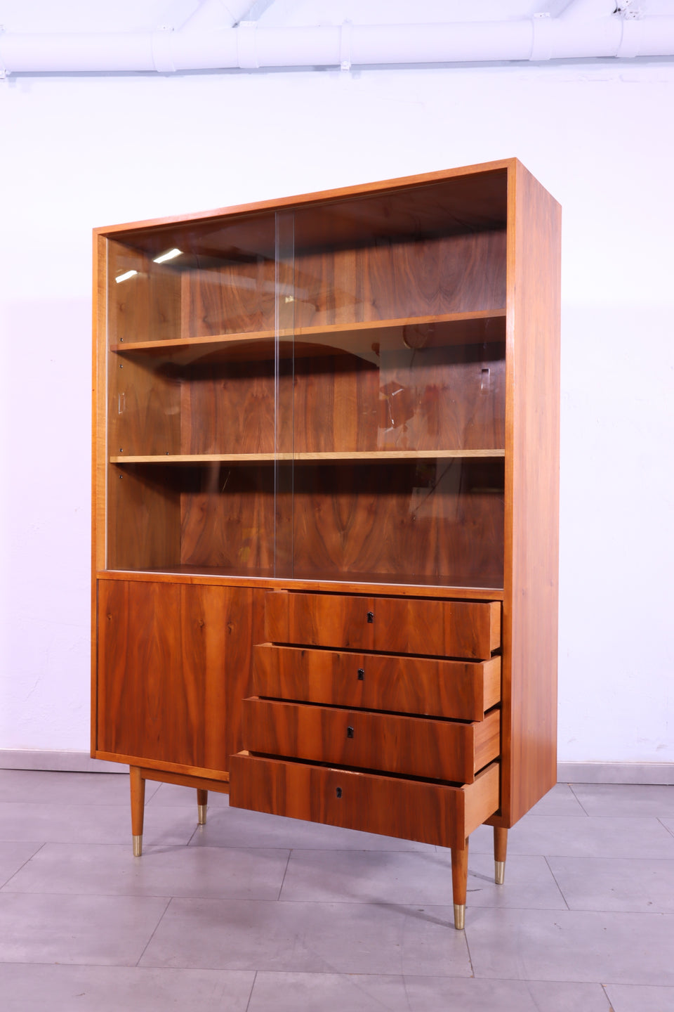 Wunderschönes Mid Century Vitrine Retro Highboard Nussbaum Schrank Kommode