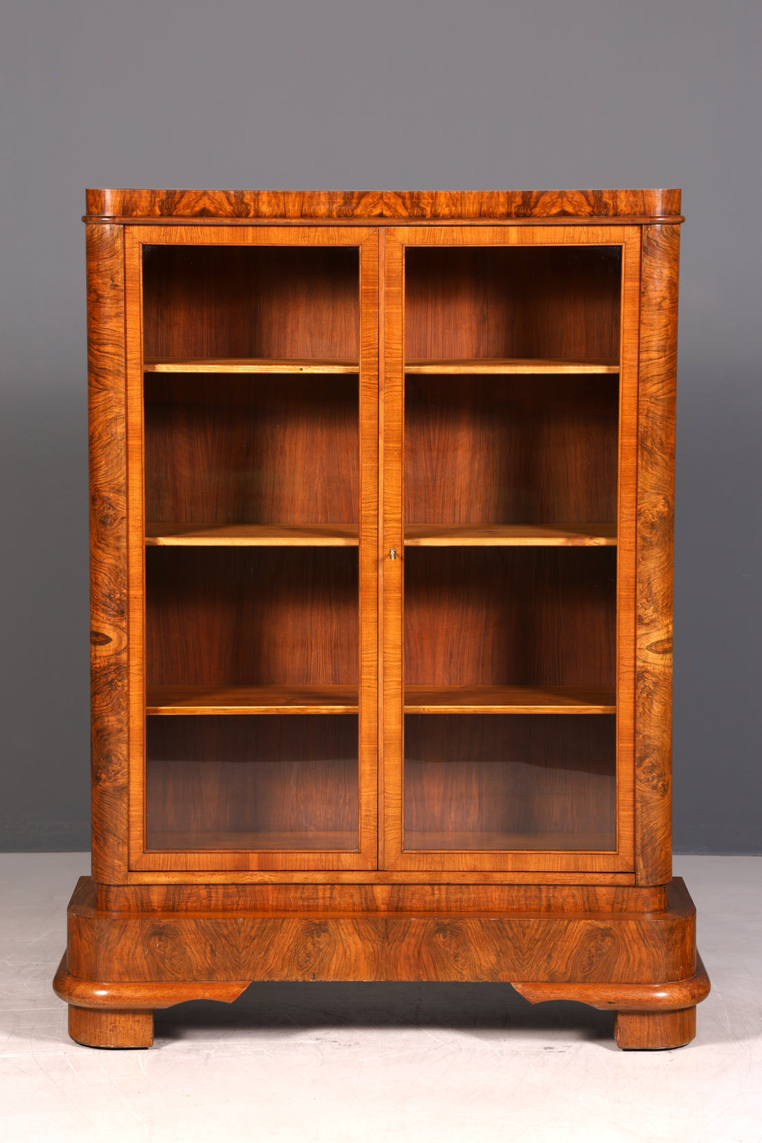 G733 Finish Wunderschöne Art Deco Vitrine Nussbaum Vitrine massiv Holz Antik Schrank (Kopie)