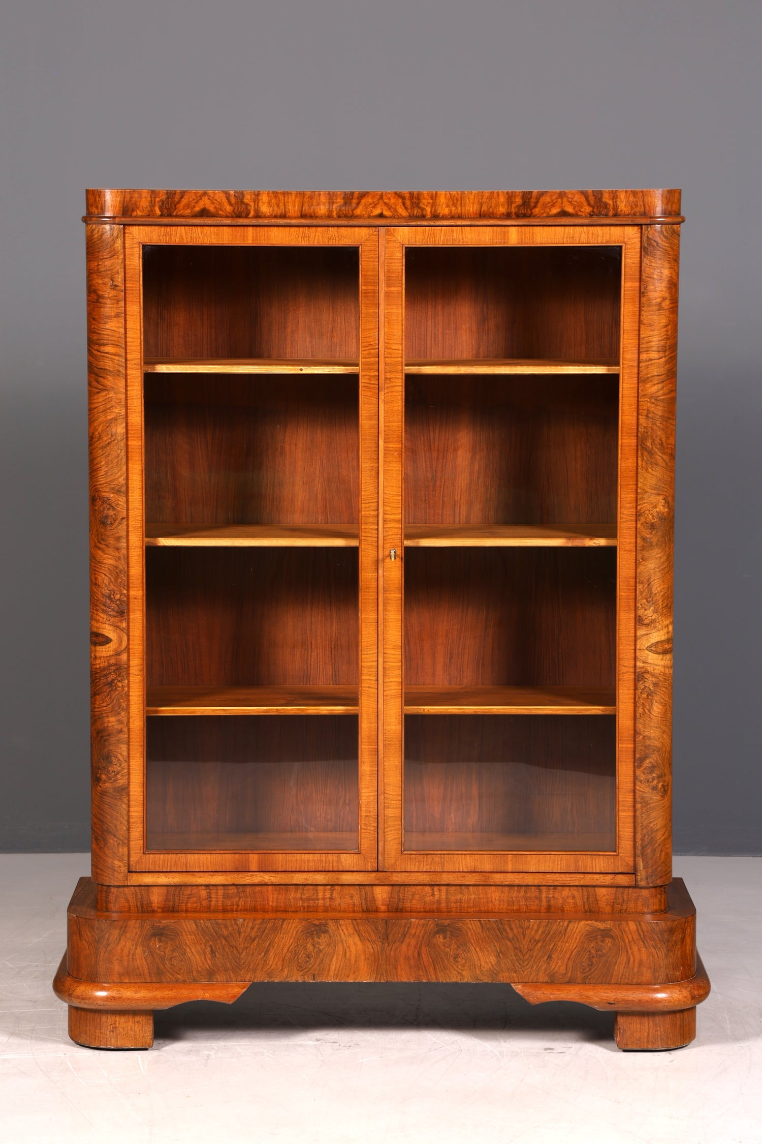 G733 Finish Wunderschöne Art Deco Vitrine Nussbaum Vitrine massiv Holz Antik Schrank (Kopie)