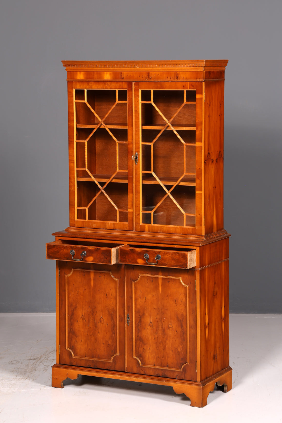 Traumhafte Englische Vitrine Eiche Holz Bibliothek Bücherschrank Buffet Vitrinenschrank Antik Vintage