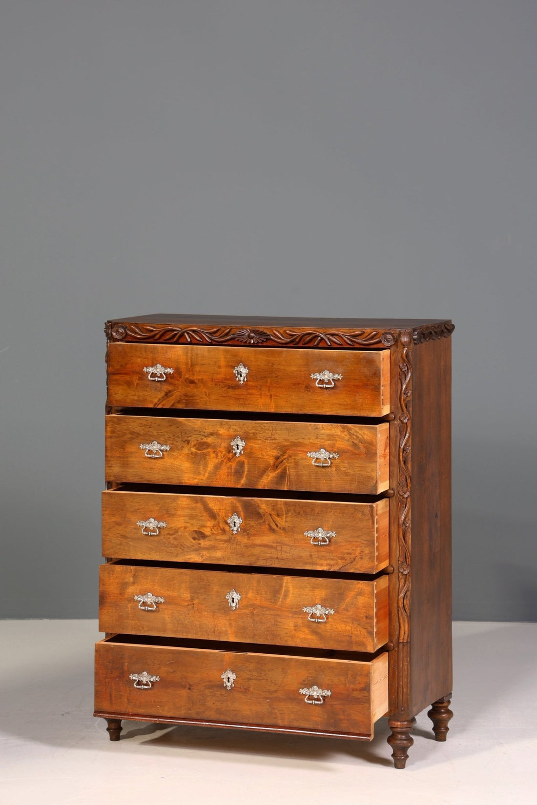 Wunderschöne Gründerzeit Kommode Louis Philippe Nussbaum Sideboard um 1880 Schnitzerei Schubladenkommode