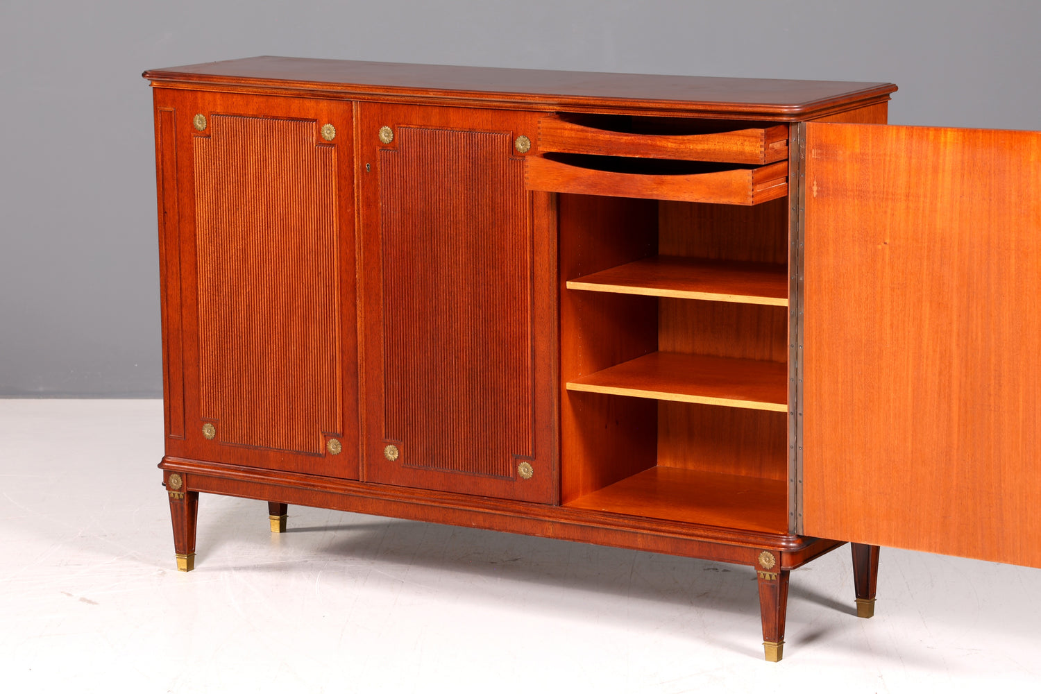 Wunderschöner Schrank im Gustavianischen Stil 60er Jahre Wäscheschrank Vertiko Mid Century Aktenschrank Kommode