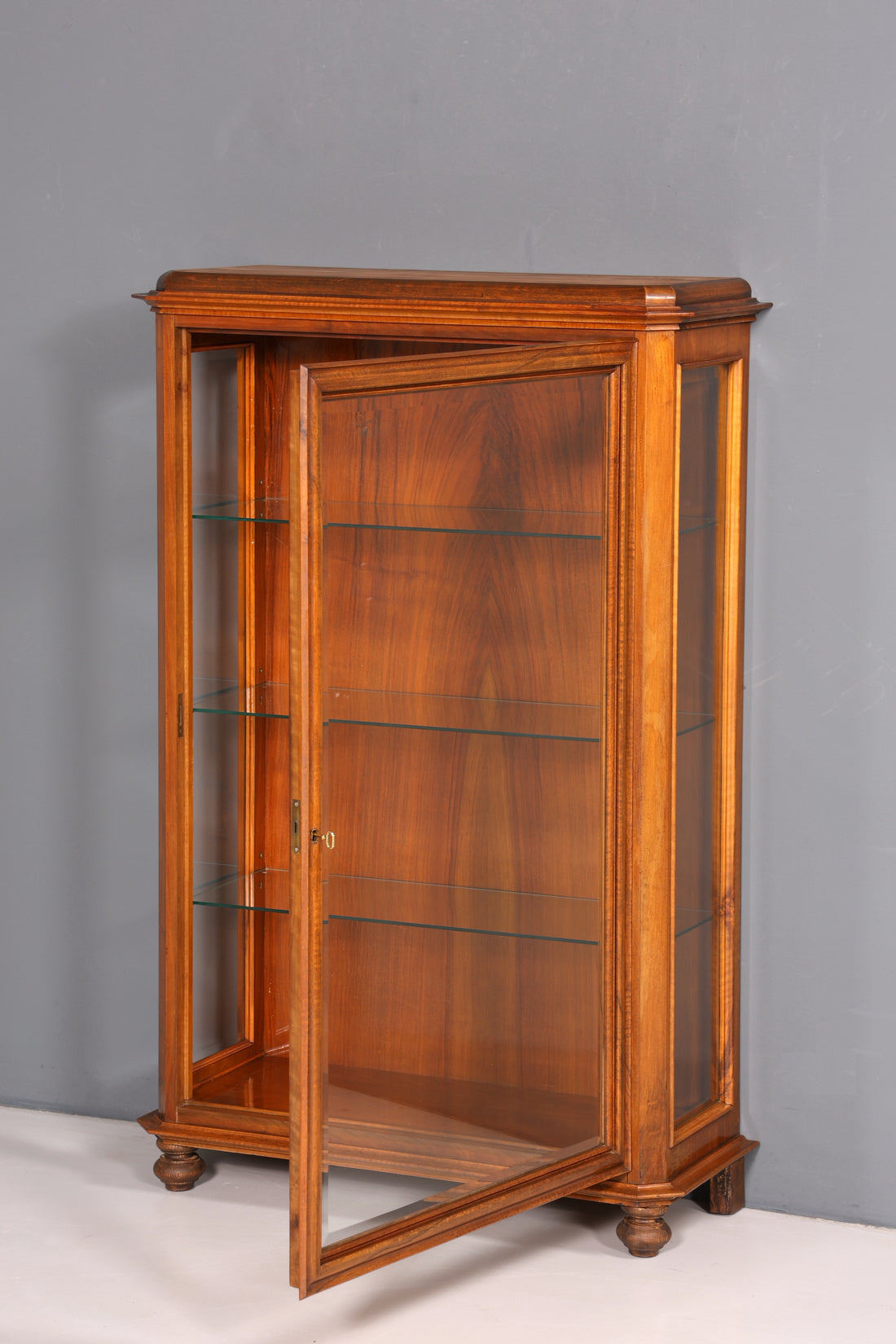 Wunderschöne Art Deco Vitrine Nussbaum Vitrine massiv Holz Antik Schrank