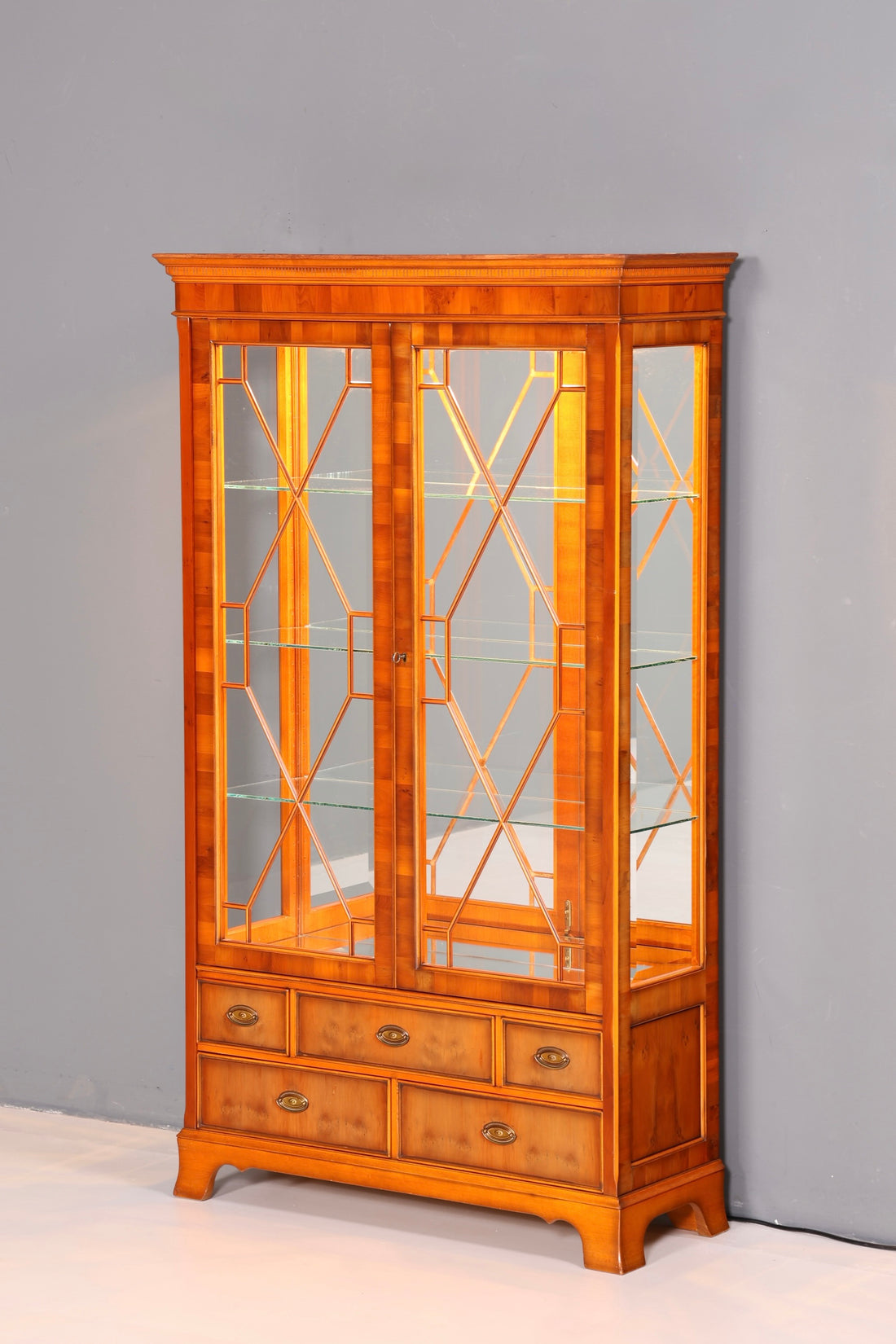 Wunderschöne Original Heldense Vitrine Englische Eibe Bücherschrank Glasvitrine mit Beleuchtung Antik