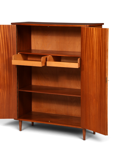 Hauptstadt Möblerei Mid Century Schrank aus den 60er Jahren mit offenen Türen, zwei Schubladen und Echtholz-Optik.