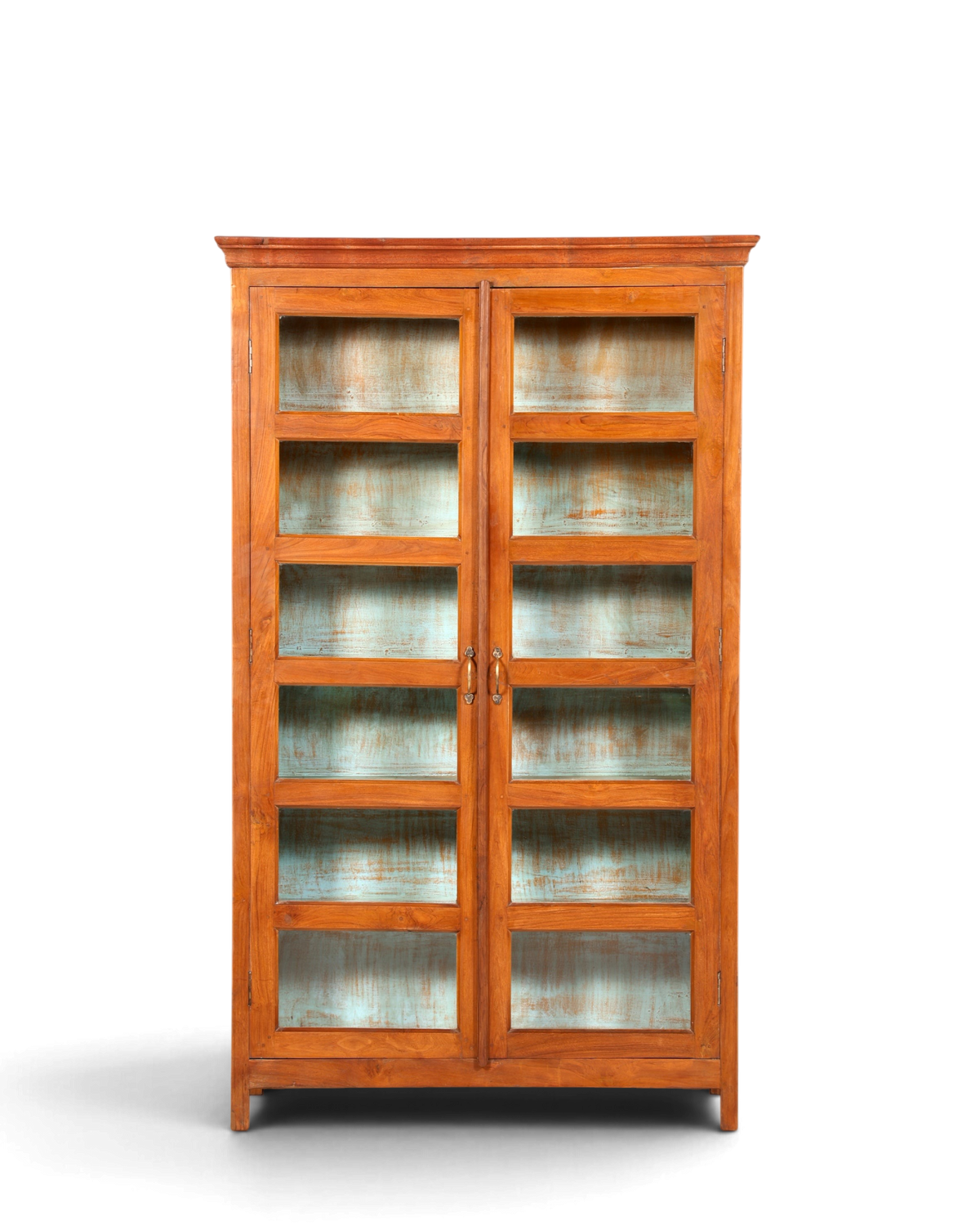 Hauptstadt Möblerei Vitrine aus massivem Holz im Kolonialstil mit verglasten Türen und hellblauer Innenrückwand