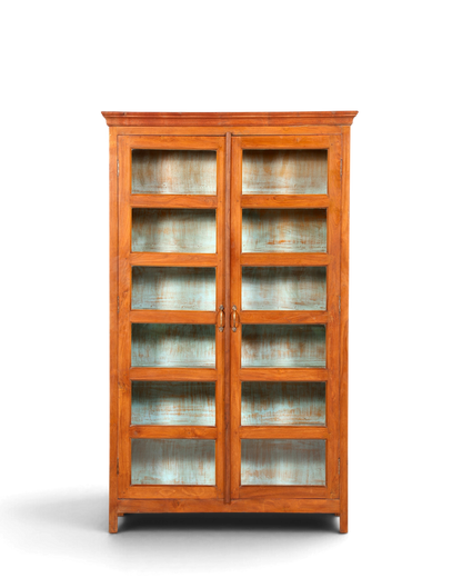 Hauptstadt Möblerei Vitrine aus massivem Holz im Kolonialstil mit verglasten Türen und hellblauer Innenrückwand