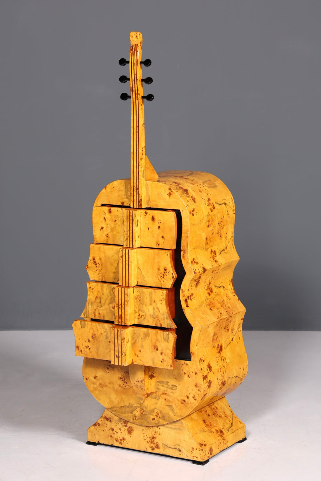 Traumhafte Art Deco Stil Kommode in Kontrabass Form Birke Vertiko Schubladenkommode Gitarren Kommode