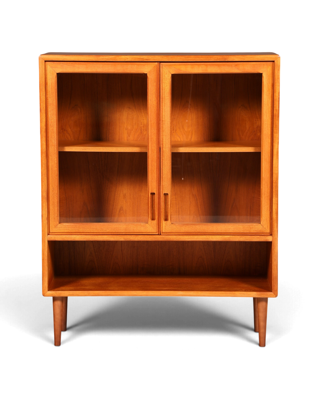 Hauptstadt Möblerei H947 Vitrinenschrank aus Teakholz mit Glastüren und offenem Ablagefach im Mid-Century-Stil