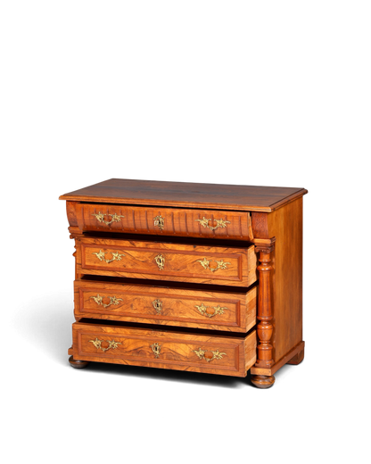 Hauptstadt Möblerei Gründerzeit Kommode im Louis Philippe Stil aus massivem Holz mit dekorativen Messingbeschlägen