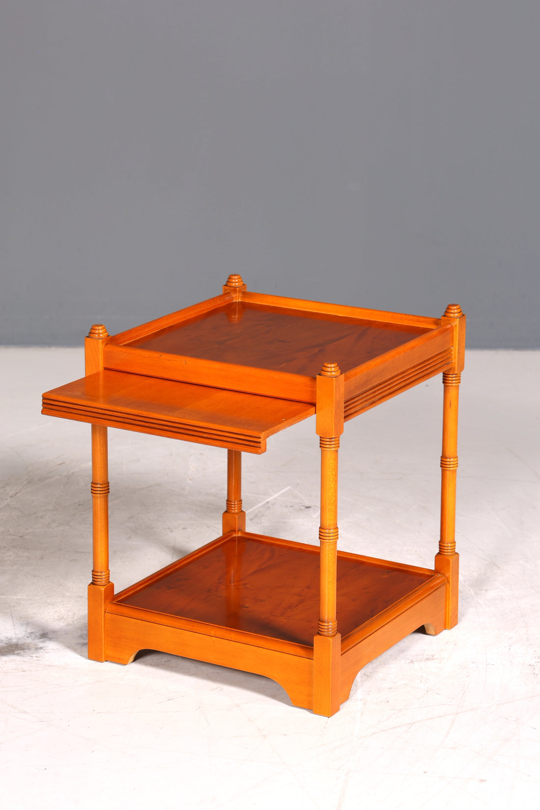 Wunderschöner Englische Beistelltisch Kommode Eibe echt Holz Nachttisch Telefontisch Ablage 2 von 2