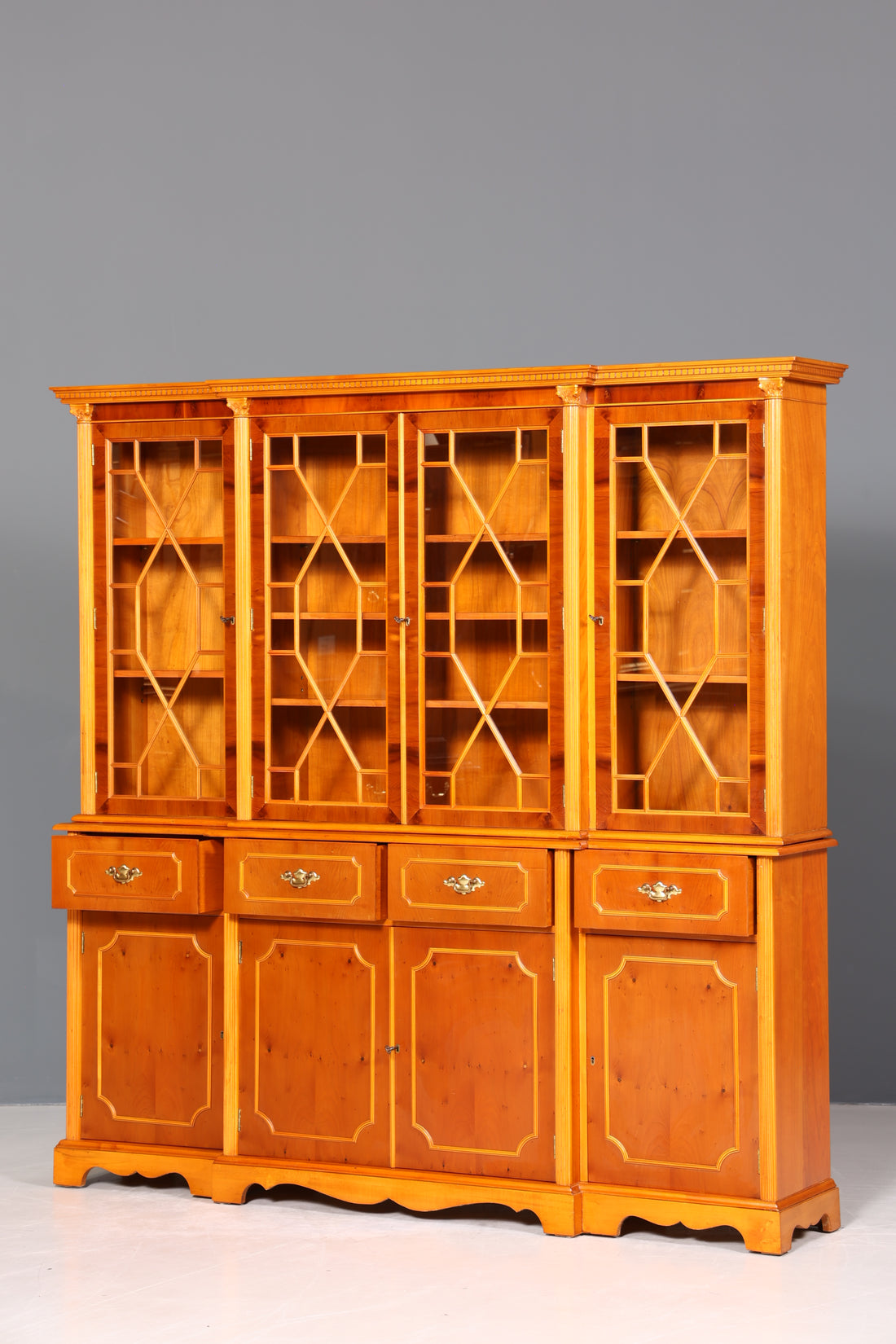 Wunderschöne Englische Vitrine Bücherschrank Buffet Antik Stil Englisch Eibe Glasvitrine Bibliothek