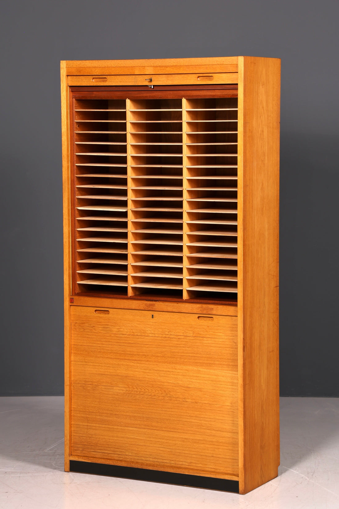 Schlichter Mid Century Rollladenschrank Bauhaus Vintage Apothekerschrank Art Deco Büro Aktenschrank