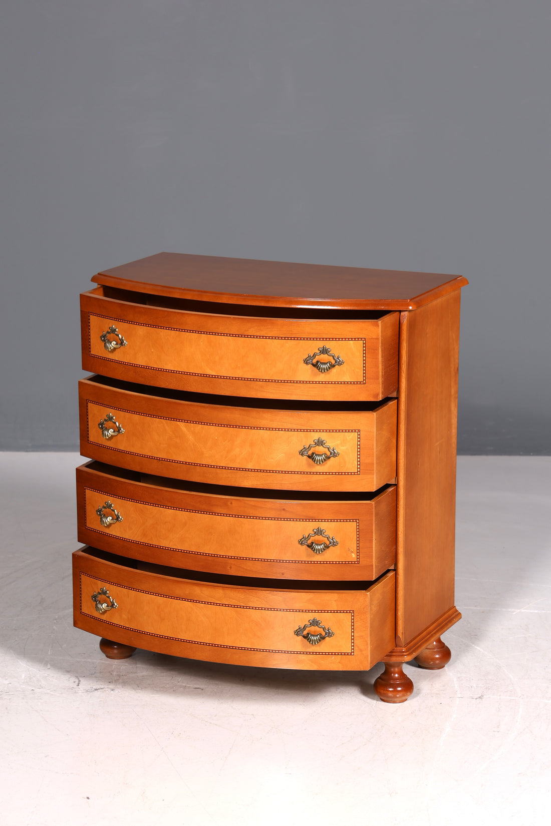 Traumhafte Kommode im Barock Antik Stil Vertiko Eibe Selva Stil Schubladenkommode