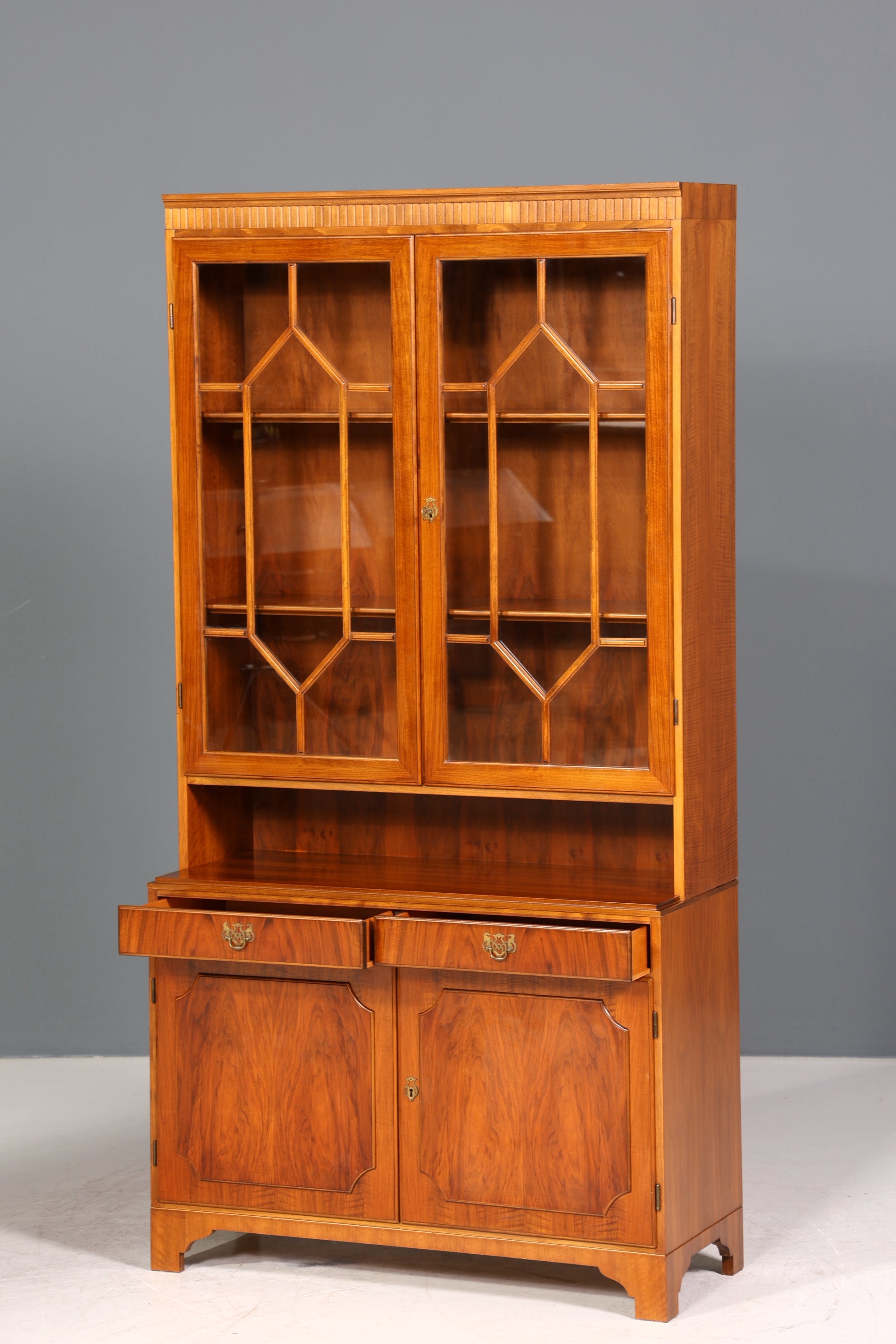 Wunderschöne Vitrine im englischen Stil Bibliothek Bücherschrank UK Buffet Schrank 60s Jahre