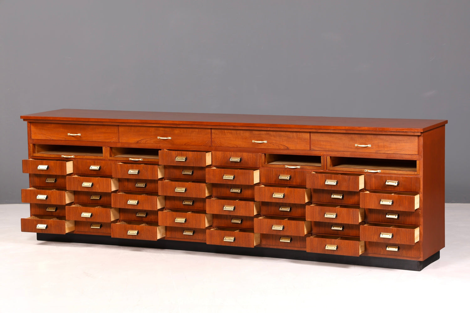Beeindruckende XXL Mid Century Kommode Vintage Bauhaus Apotheker Schrank Retro Schubladenkommode