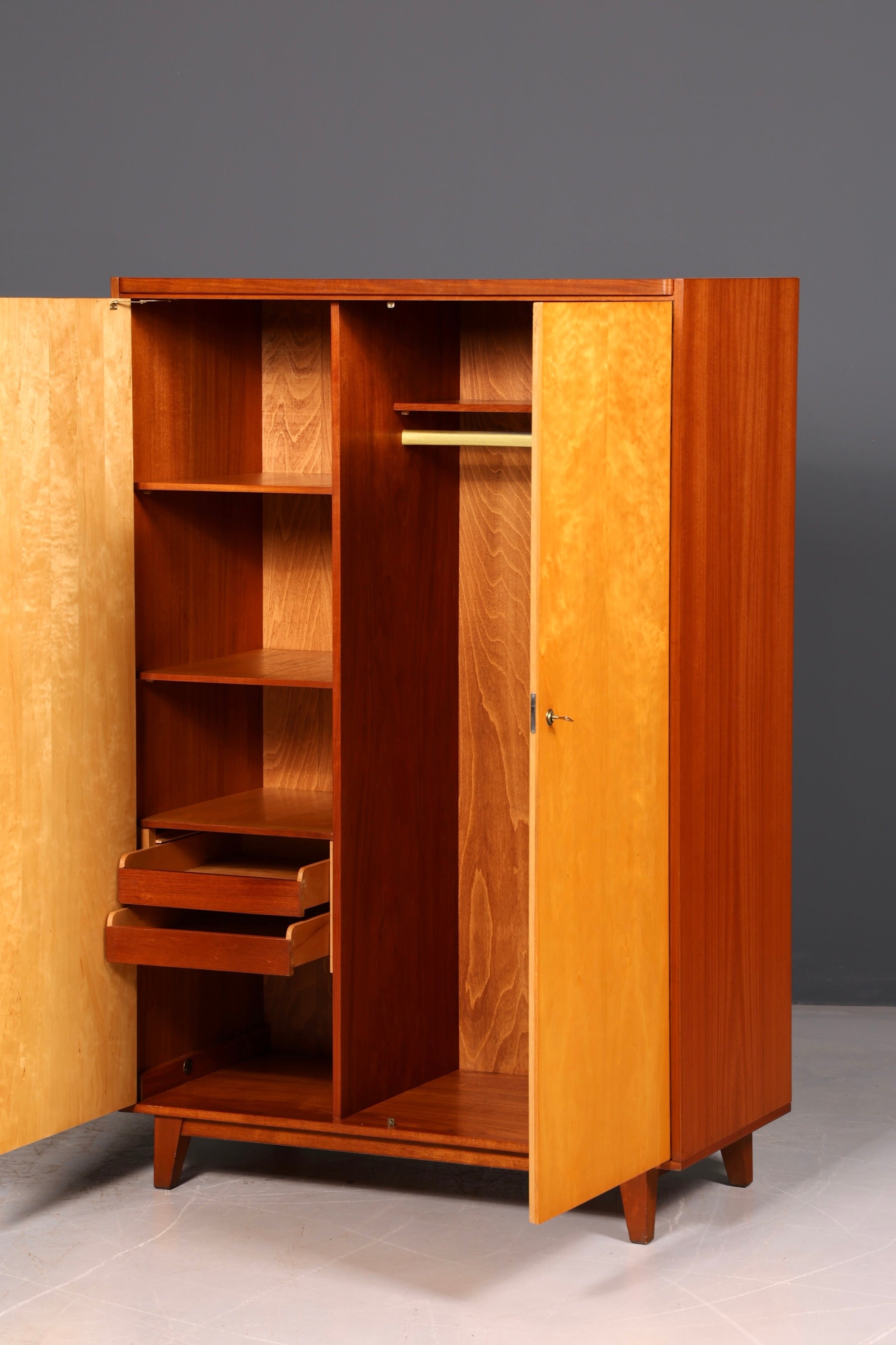 Traumhafter Mid Century Kleiderschrank Vintage Schrank Retro Wäscheschrank Dielenschrank Schlafzimmer