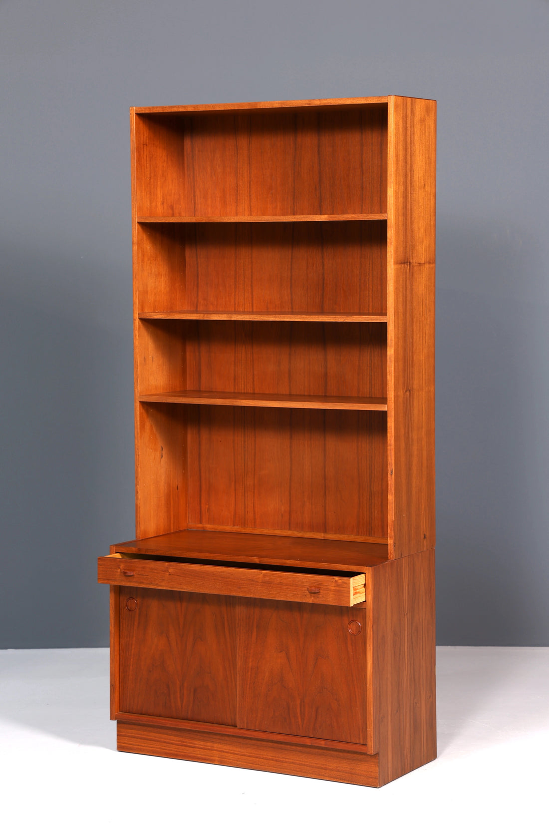 Stilvolles Mid Century Regal skandinavisches Bücherregal Kommode 60er Jahre