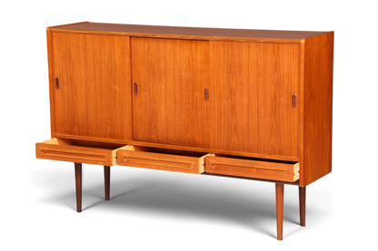 Hauptstadt Möblerei Mid Century Highboard aus Teakholz im skandinavischen Danish Design mit Schiebetüren und Schubladen