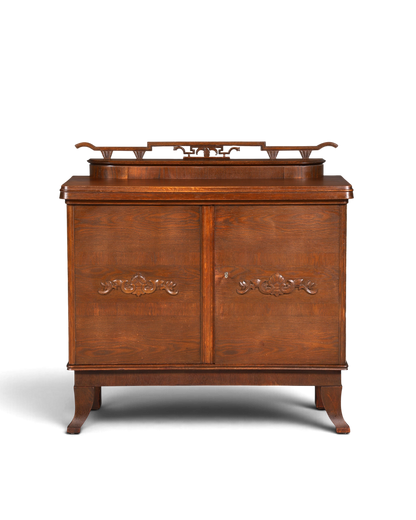 Hauptstadt Möblerei Jugendstil Sideboard aus massiver Eiche mit dekorativen Schnitzereien und antikem Design