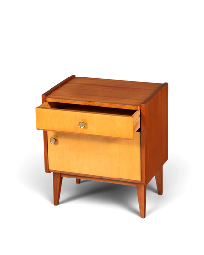 Hauptstadt Möblerei Mid Century Nachttisch aus Holz mit Schublade, Türfach und Messingknöpfen im Danish Design
