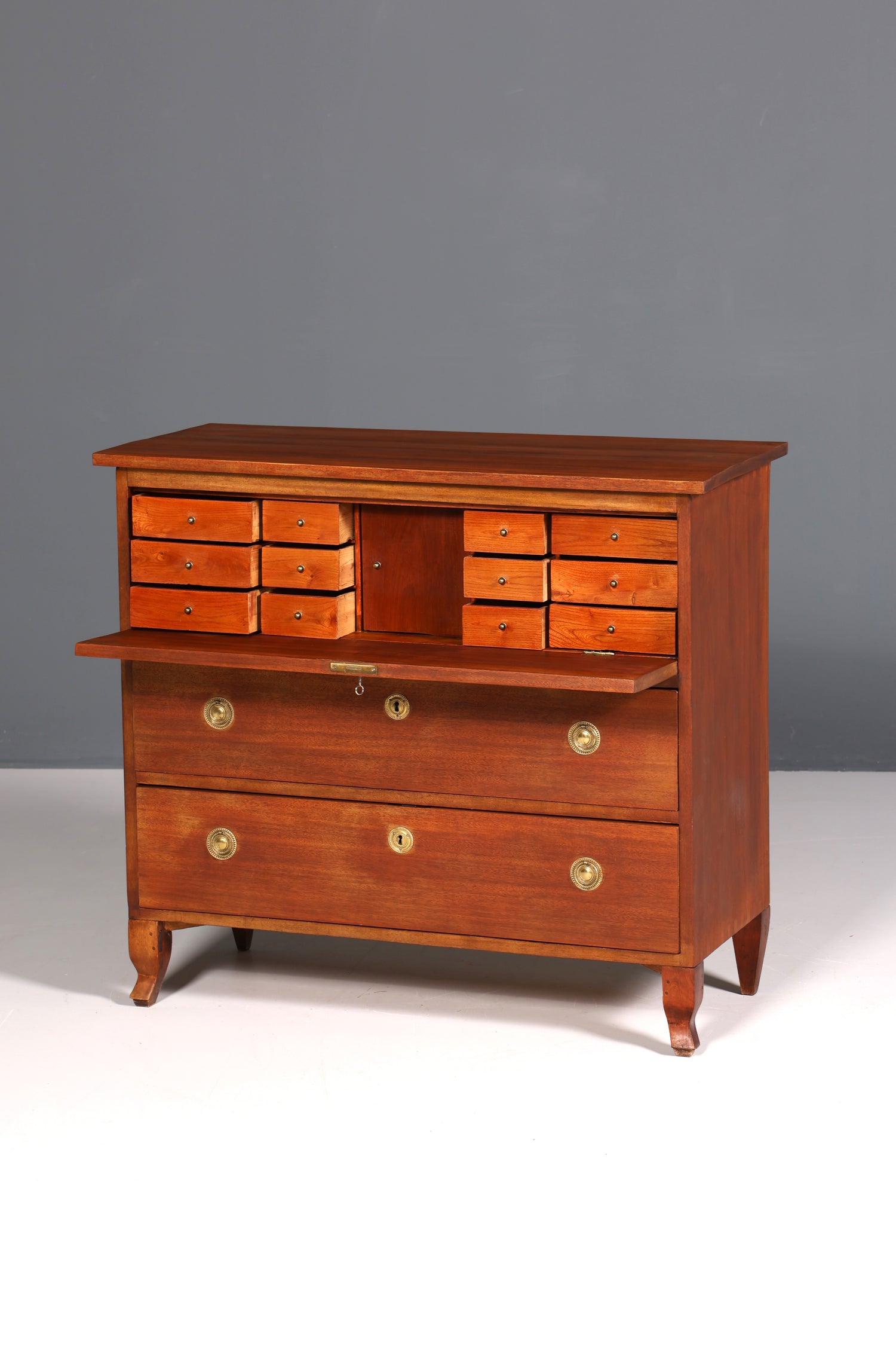 F826 Finish Antik Sekretär?